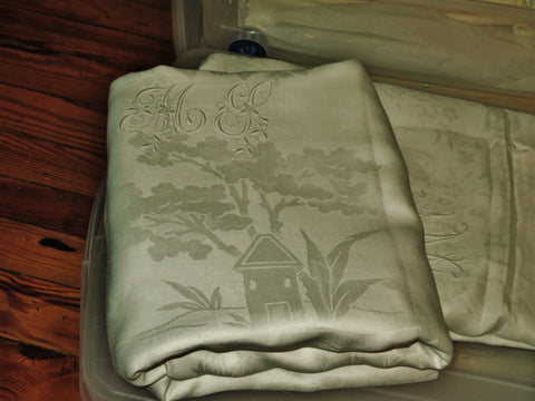 En Chasse - Figural Linen Damask