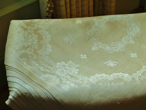 French Linen Damask Cloth and 12 Banquet Napkins - Extraordinaire!